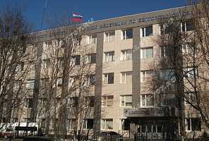 Объемная вывеска с объемными металлическими буквами из нержавеющей стали на фасаде здания следственного управления СК РФ по Белгородской области.